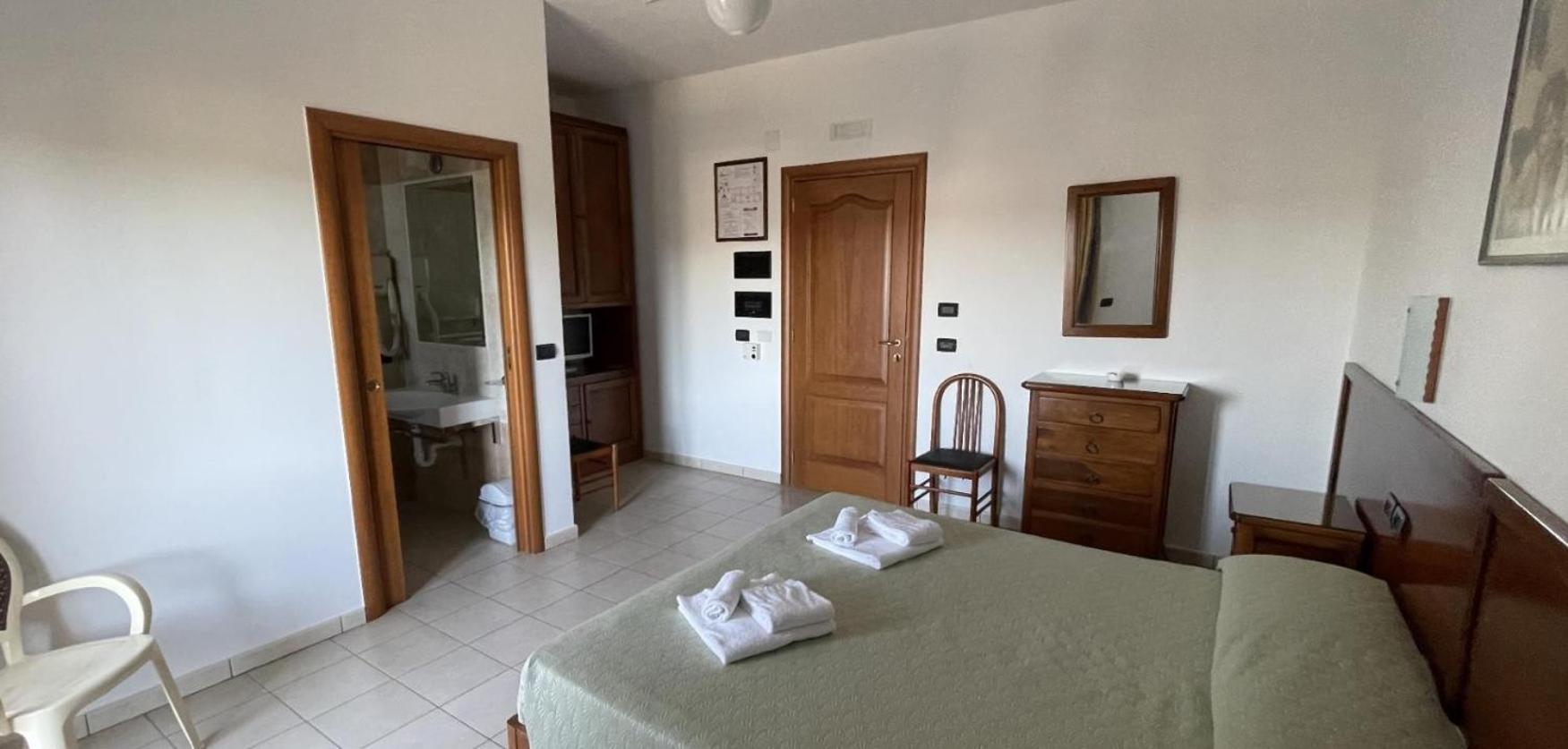 Hotel Dei Bizantini & Villaggio Campo Dei Messapi San Pietro in Bevagna Bagian luar foto