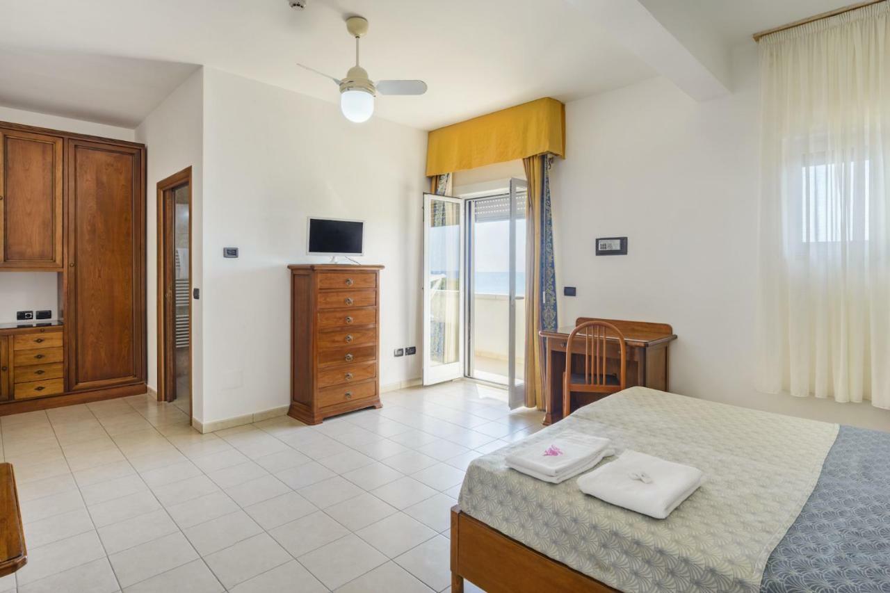 Hotel Dei Bizantini & Villaggio Campo Dei Messapi San Pietro in Bevagna Bagian luar foto